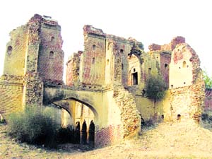 Description: The Nawabs of Malerkotla built the Malerkotla fort. It has an obvious European influence