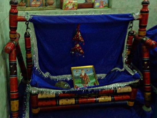 Description: The jhula inside the shrine.