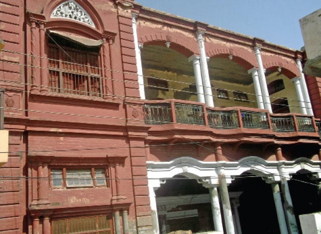 Description: Lal Haveli, a grand house built by two Hindu traders, Hari Chand and his brother Bishan Das, in 1933. Currently Tahir Farooqi lives here along with his family.