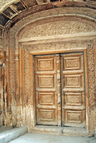 Description: The carved wooden door of a house where the family of late patwari Chauhdry Mehboob Hussain lives now.