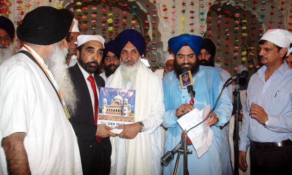 Description: Chairman Evacuee Trust Property Board Siddiq ul Farooq presenting a book to Leader of delegation of Indian Sikh Pilgrims, Ram Paul Singh at Dera Sahab. -Online