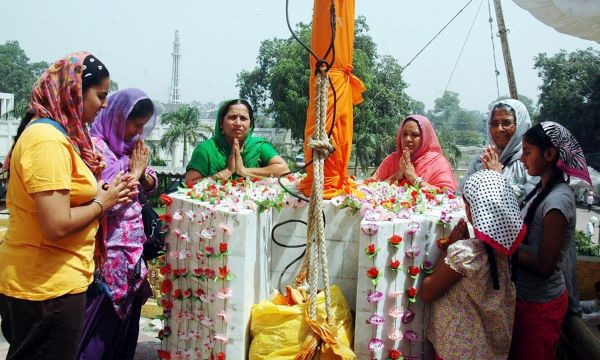 Description: Members of Sikh community performing religious rituals to remember the death anniversary of Maharaja Ranjit Singh. -Online