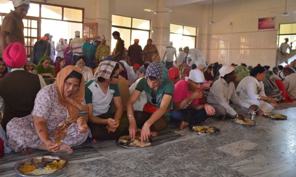 Description: Sikh pilgrims eat 'langer'.