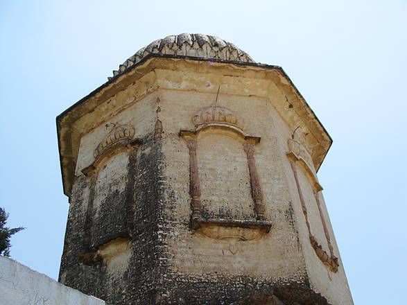 Description: A closer view of the Doberan Kallan gurdwara.