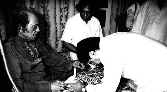 Description: Jagjit Singh paying homage to his mentor Mehdi Hasan — Photograph courtesy HarperCollins Publishers India