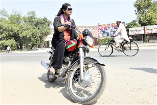 Description: Hina Kazmi, a Pakistani housewife, on her motorcycle - Photo courtesy AFP