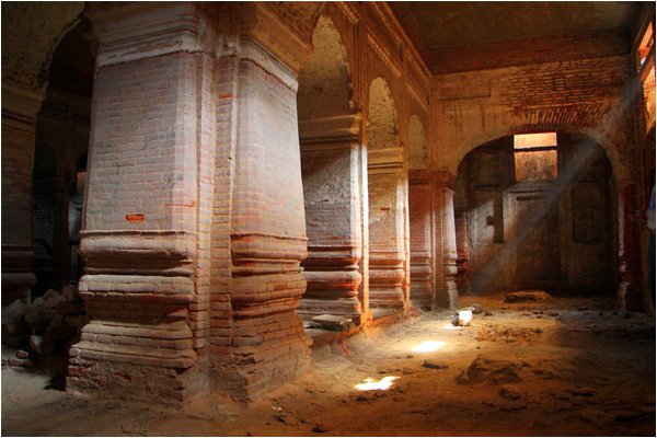 Description: The basements of Huzoori Bagh, in a state of neglect