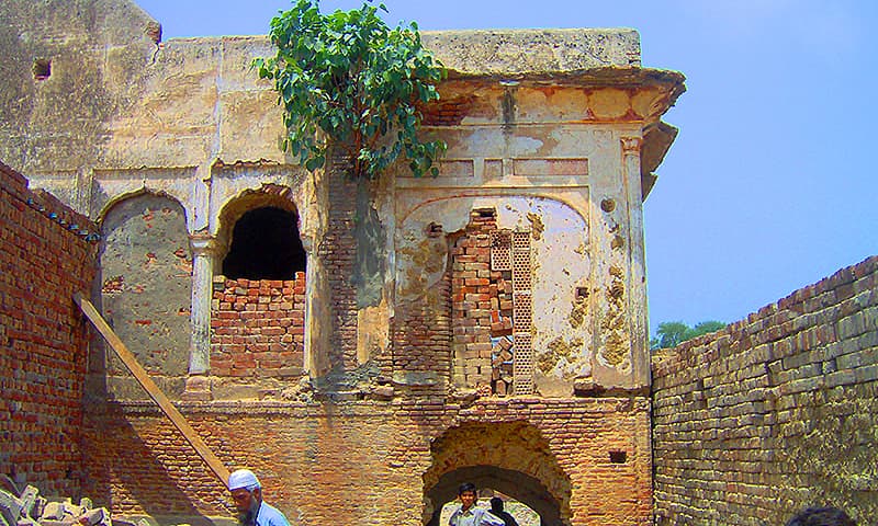 Description: Remnants of an ancient temple at Niaz Baig.