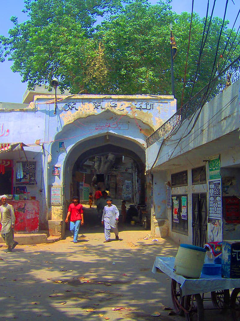 Description: A historical gateway leading into the walled village of Niaz Baig.
