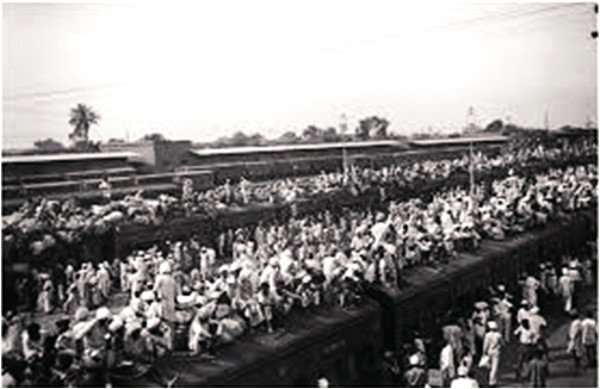 Description: Crowded refugee trains depart from Amritsar in 1947