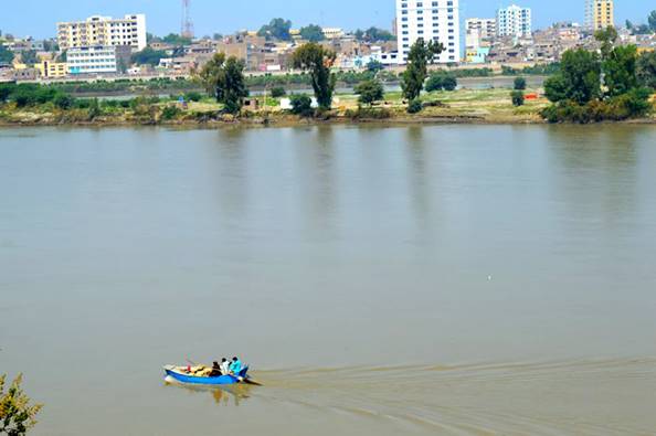 Description: A boat floating on the Indus. Rohri can be seen in the background.