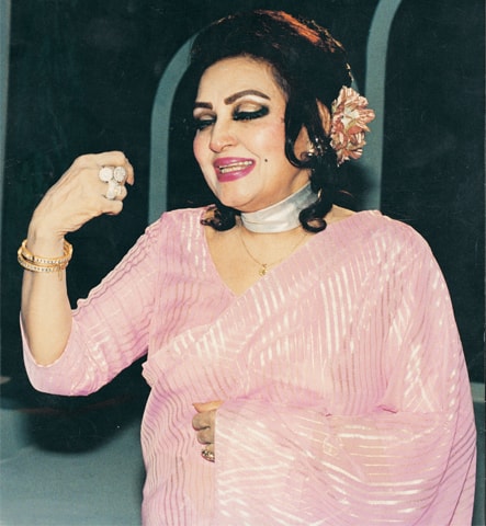 Description: Madam Noor Jehan recording Ja Ja Ve Joothia for PTV’s Tarannum in the ’80s | Photo: White Star