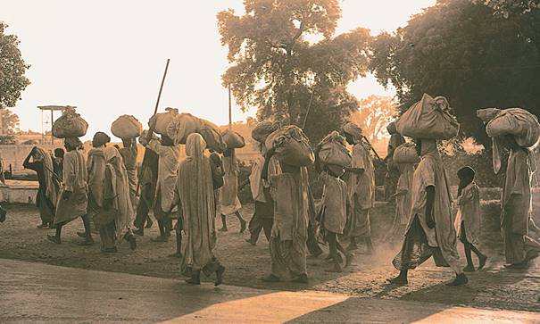 Description: Migrants crossing into Pakistan during Partition | F E Chaudhry, White Star Photo Archives