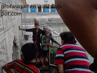 Description: https://3.bp.blogspot.com/-RSszLpmI6bY/UkAbFUznVsI/AAAAAAAAA1o/vC4zX1pR-IU/s1600/three+young+sikh.jpg