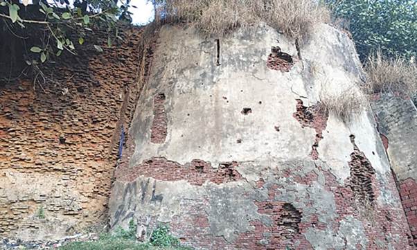 Description: The Sialkot Fort, possibly one from the time of Raja Salwan.