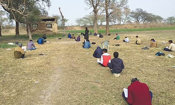 Description: Studying in the line of fire—at Indo-Pak border in Punjab, near Harpal, Sialkot.