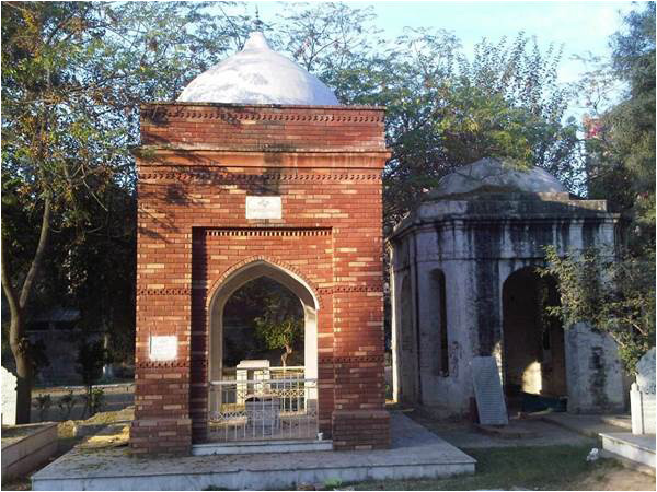 Description: Muhammad Hussain Azad's tomb