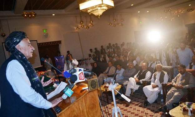 Description: QUETTA: Balochistan Chief Minister Dr Abdul Malik Baloch addressing the Pashto international conference here on Monday.—PPI