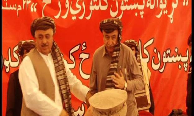 Description: Balochistan CM Dr Malik Baloch (R) was also seen wearing the traditional Pashtoon-turban during the function organised in the heart of the provincial capital. – Photo by author