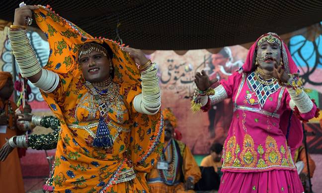 Description: Pakistani folk artists from Cholistan perform the 'Marvati' dance. ─ AFP