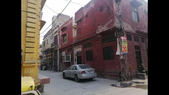 Description: An old house standing witness to change in Krishan Nagar. (HT)